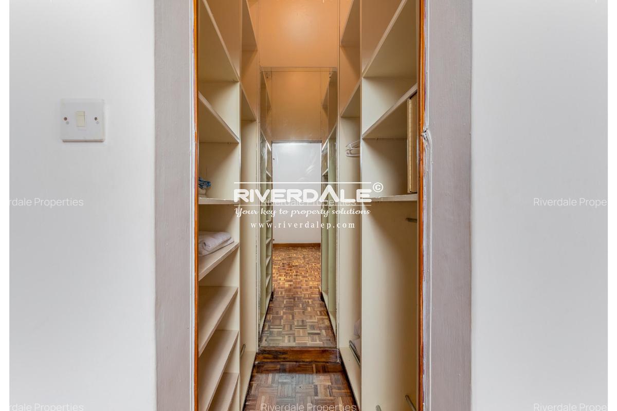 5 Bed House with En Suite in Runda - 14