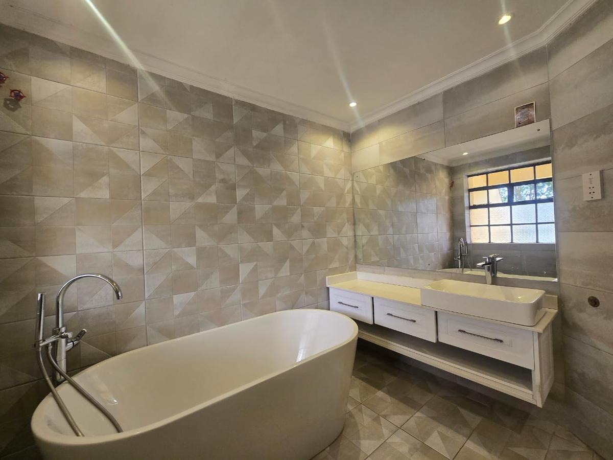 5 Bed Townhouse with En Suite in Lavington - 6