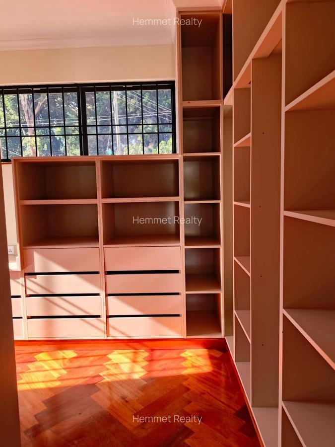 6 Bed House with En Suite in Loresho - 11