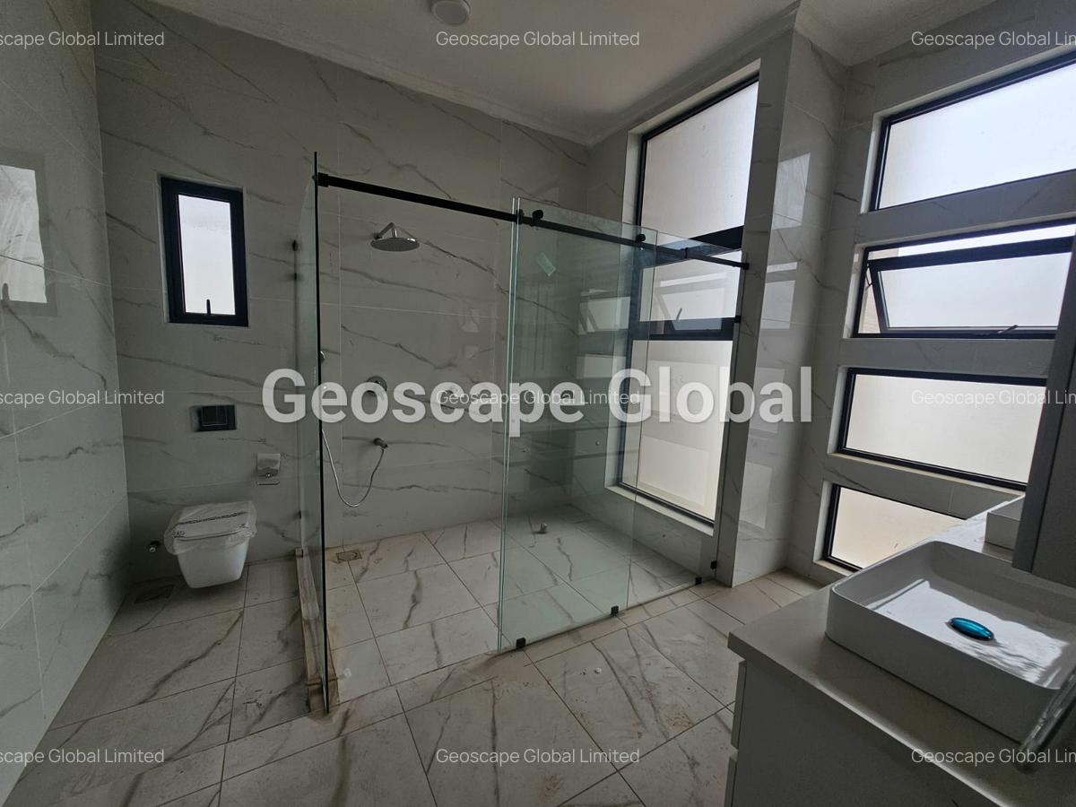 5 Bed House with En Suite in Lavington - 3