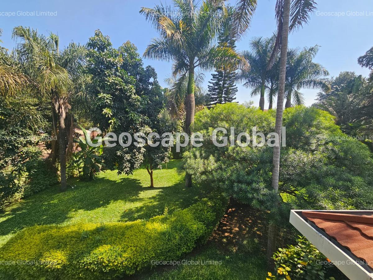 5 Bed House with En Suite in Runda - 14