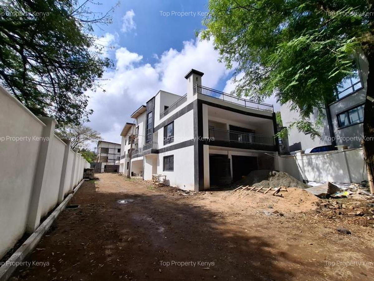 5 Bed House with En Suite at 00502 - 11