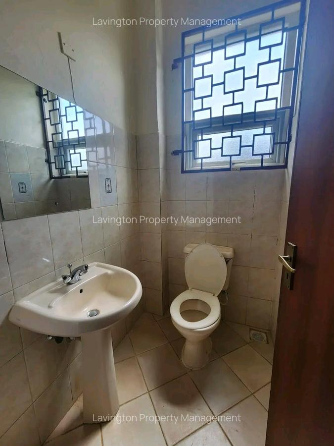 5 Bed House with En Suite at Lavington Green - 7