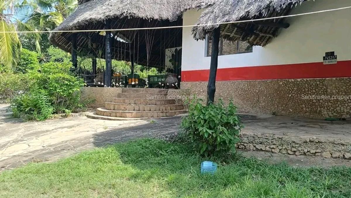 3 Bed Villa with En Suite at Beach Road - 3