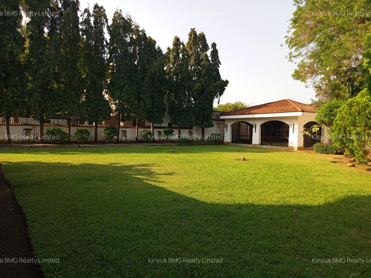 5 Bed Townhouse with En Suite in Nyali Area - 1