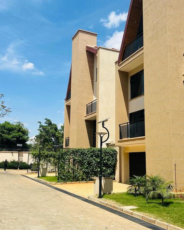 5 Bed Townhouse with En Suite at Lavington - 2