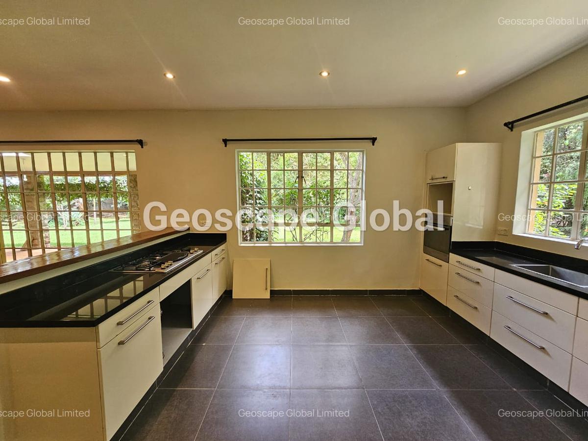 3 Bed House with En Suite in Ridgeways - 2