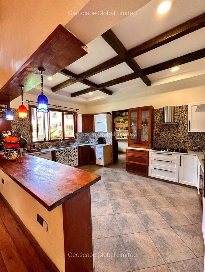 7 Bed House with En Suite in Ridgeways - 5