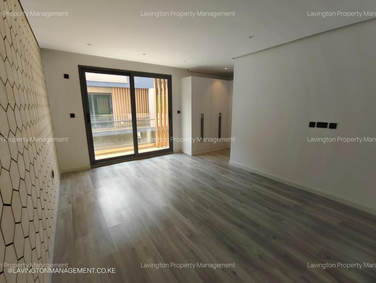 5 Bed Villa with En Suite at Lavington Green - 13