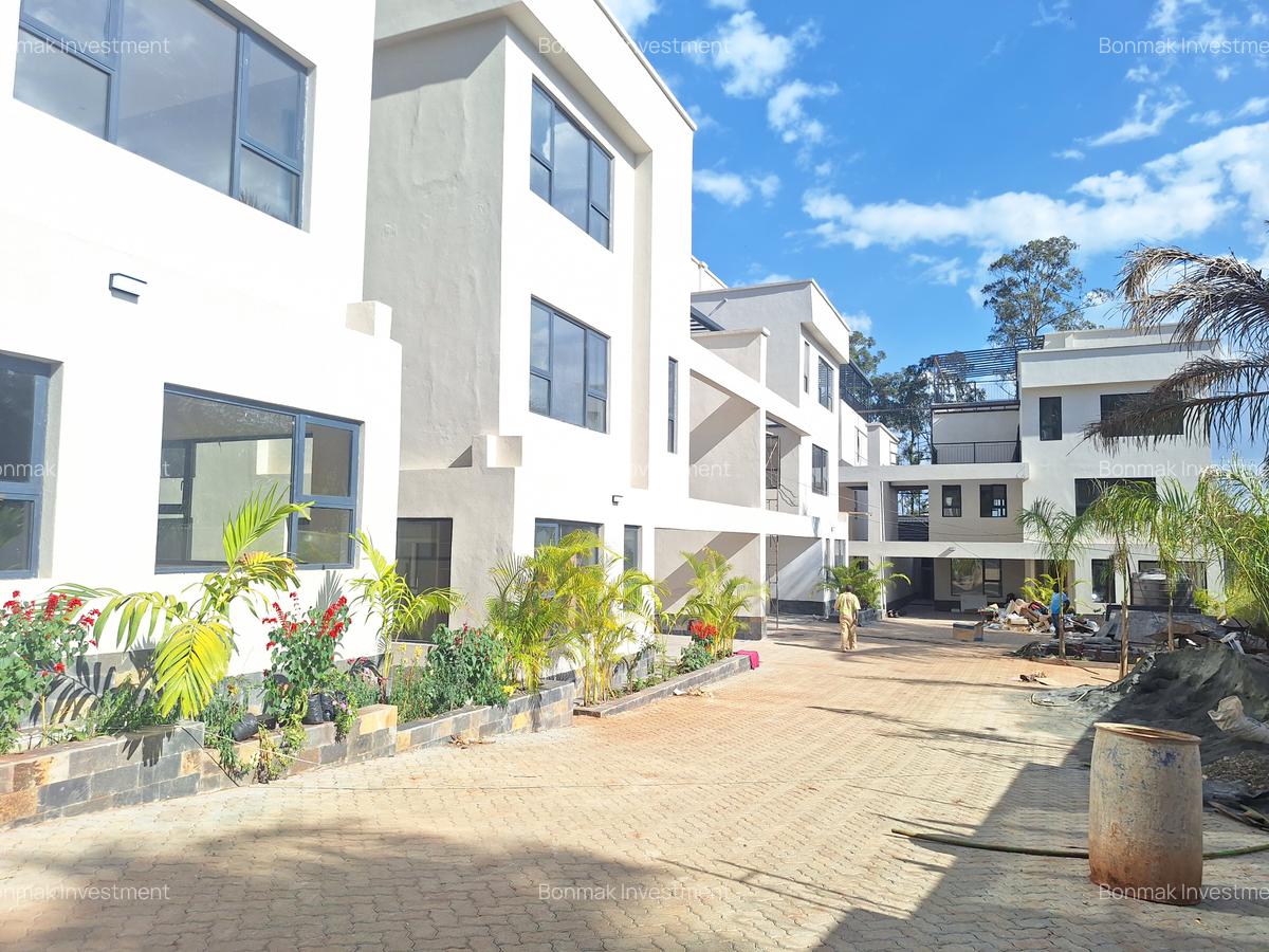 5 Bed Townhouse with En Suite at Lavington Green - 1