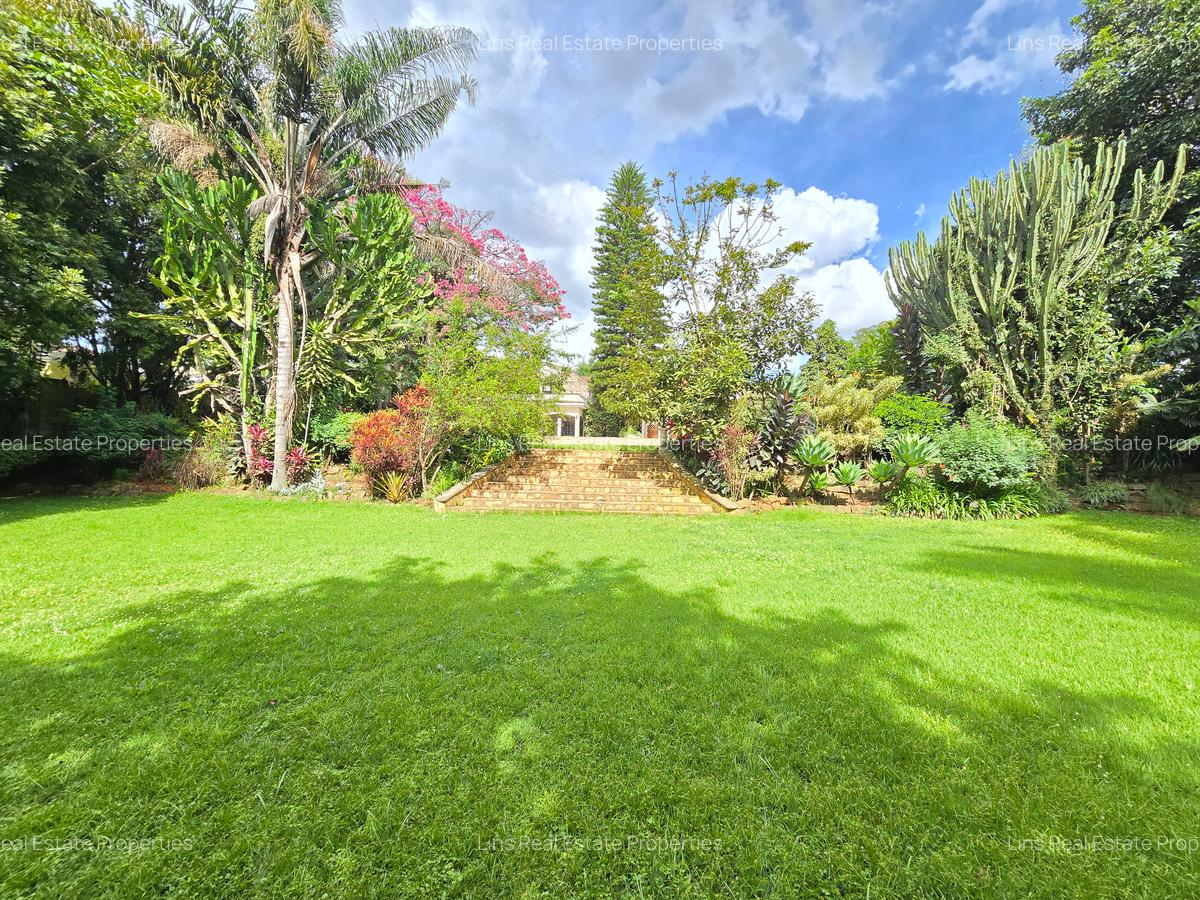 6 Bed House with En Suite in Lavington - 1