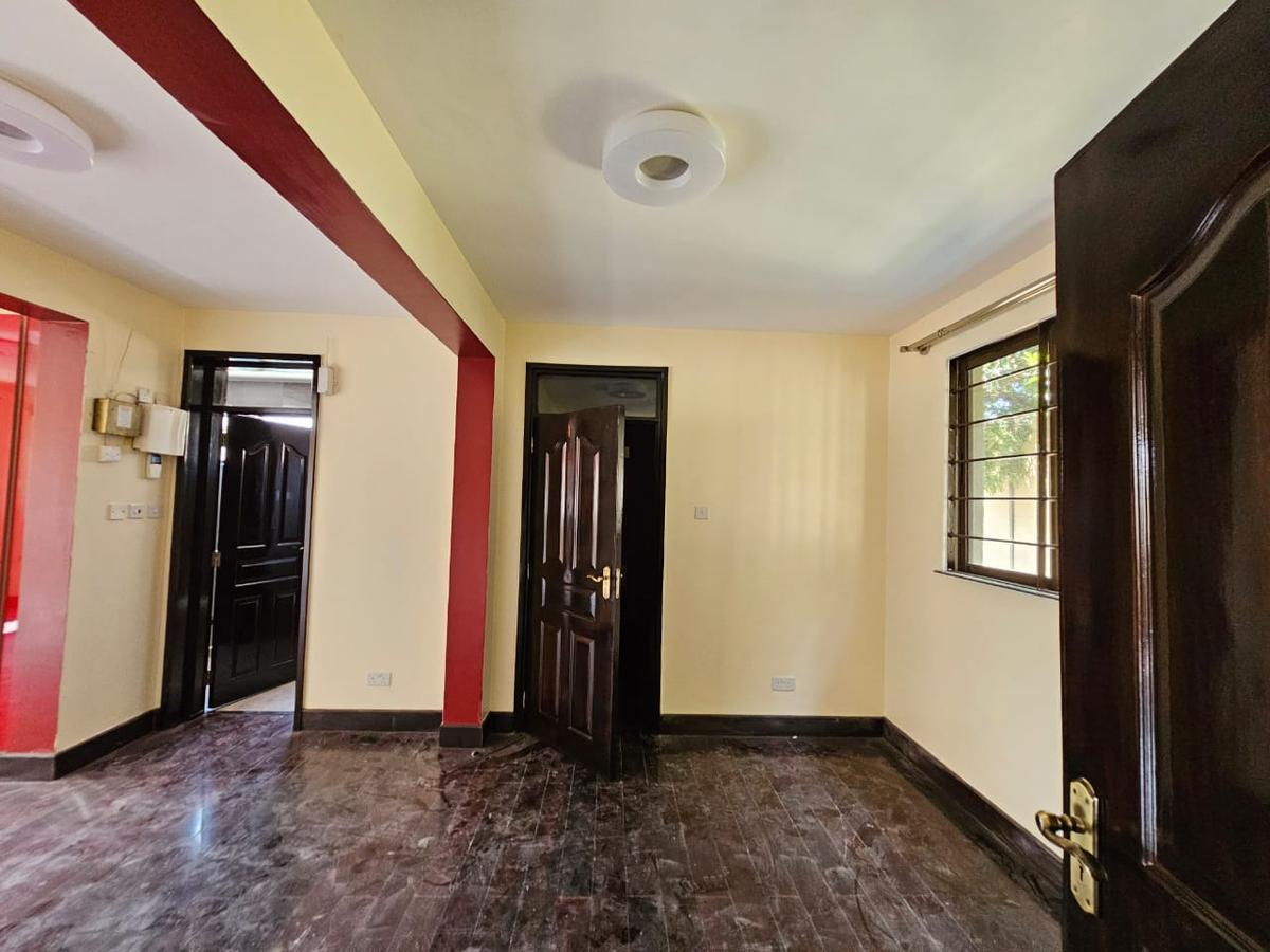 5 Bed House with En Suite in Lavington - 12