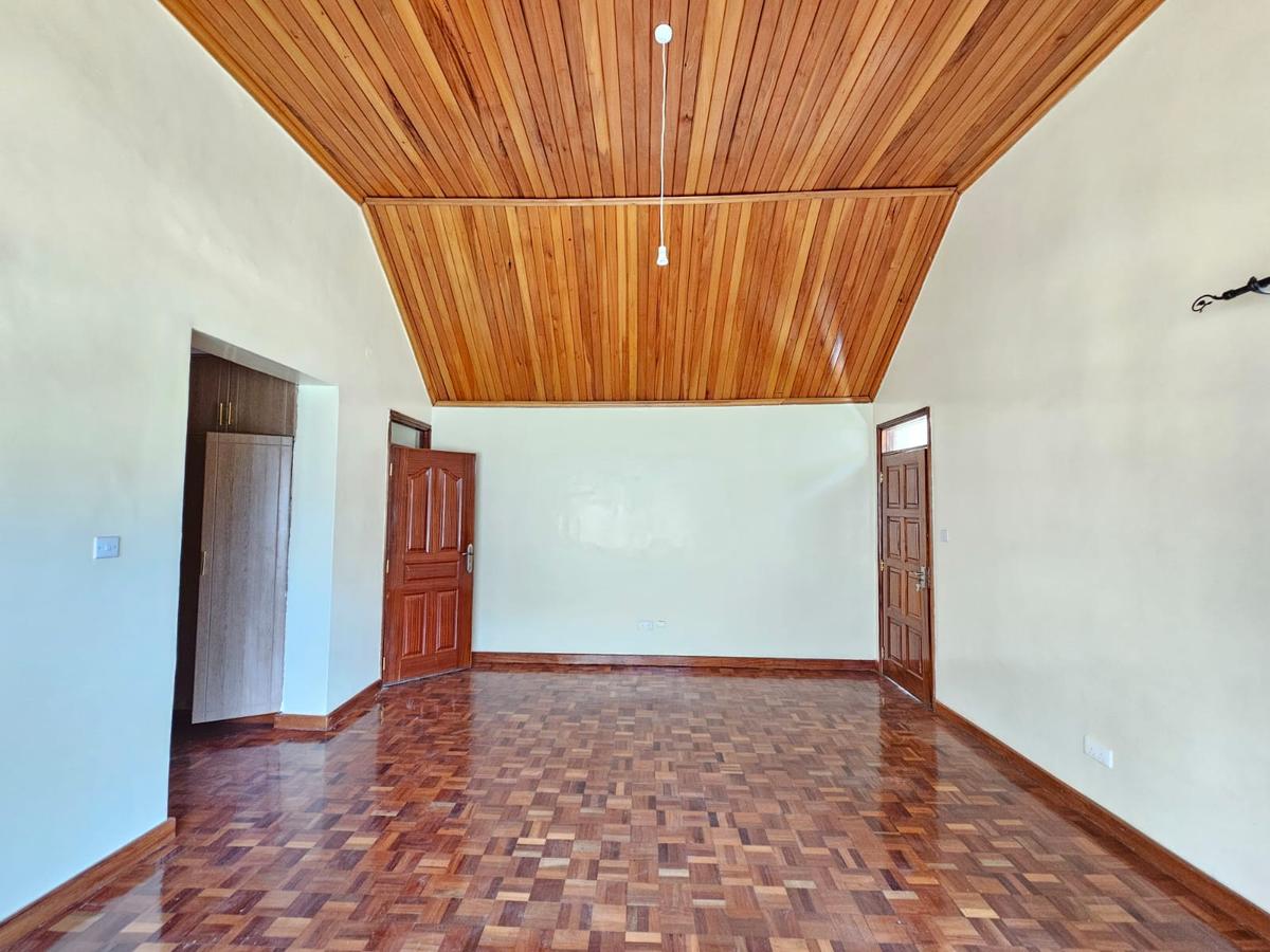 4 Bed House with En Suite in Lavington - 10