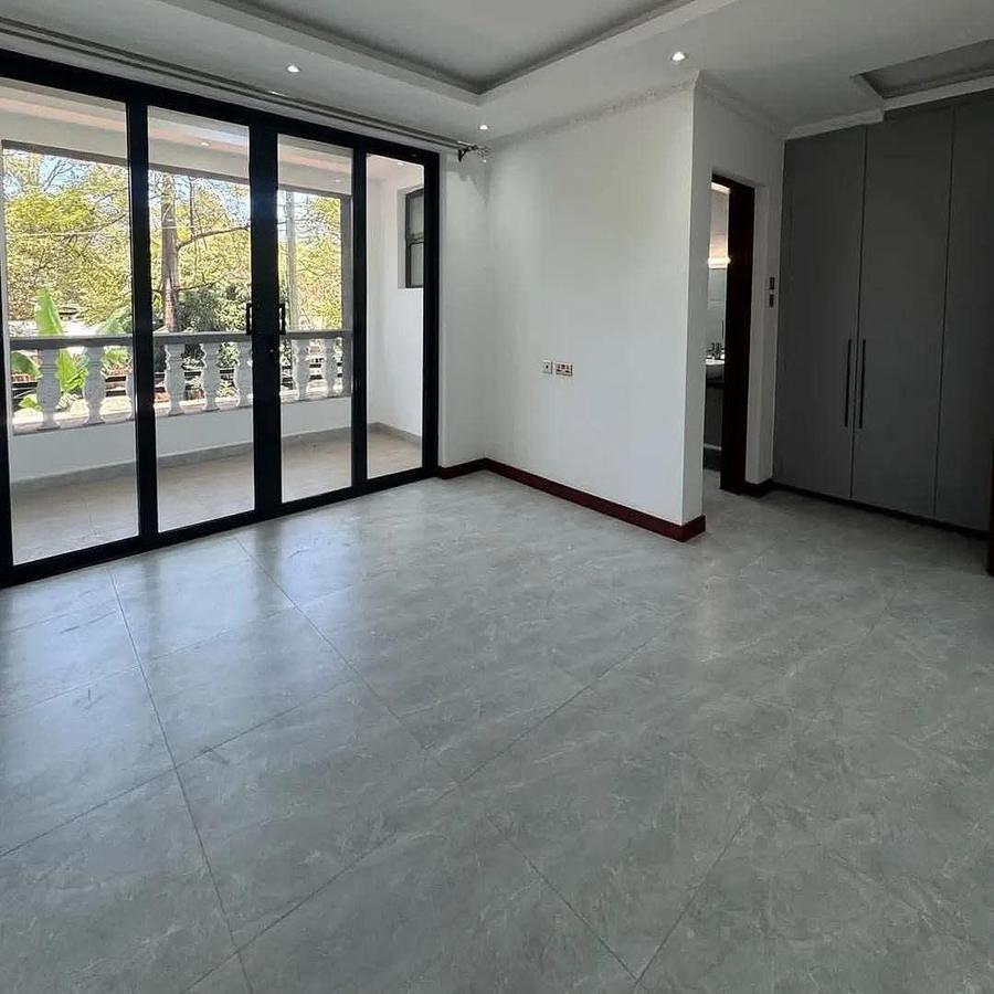 5 Bed House with En Suite in Lavington - 6