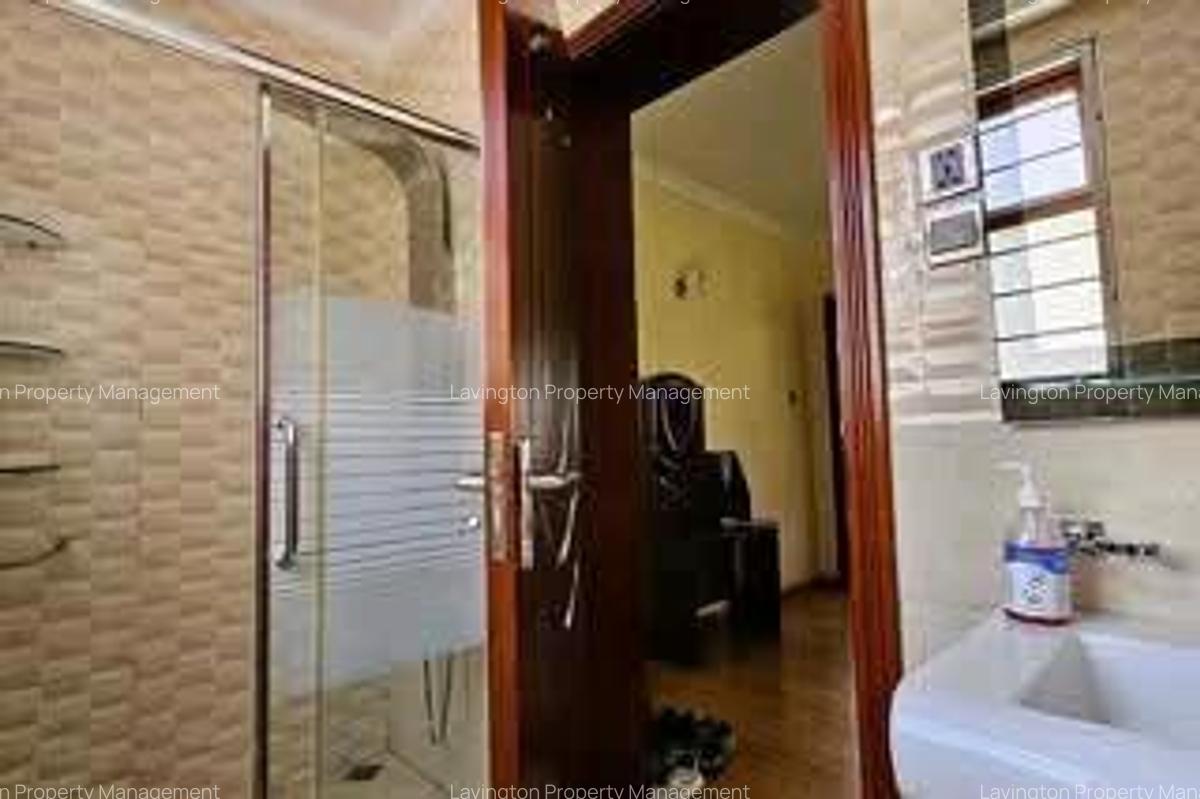 5 Bed Townhouse with En Suite at Lavington Green - 5