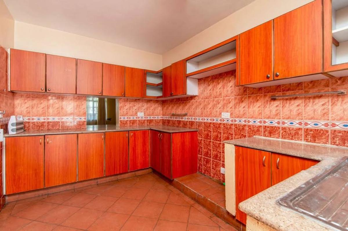 5 Bed House with En Suite at Red Cross - 4