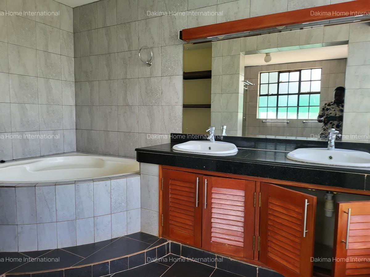 4 Bed House with En Suite in Runda - 14