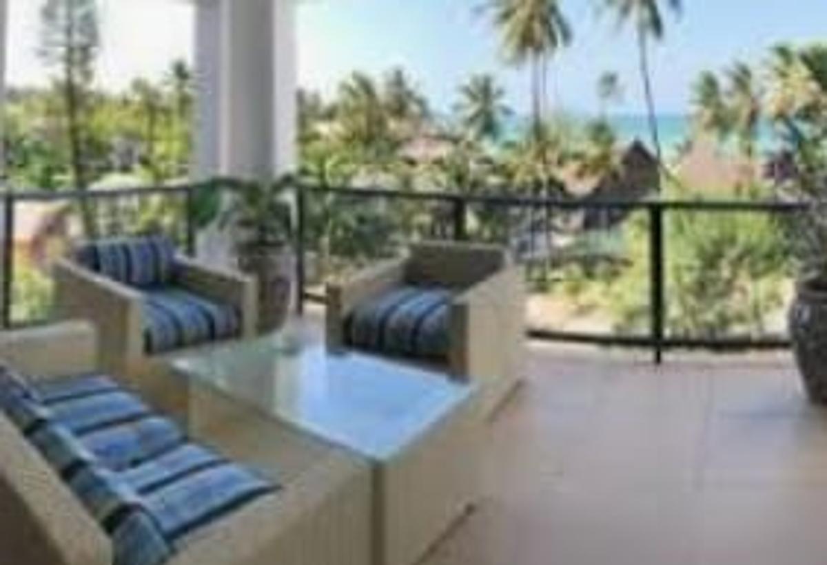 Serviced 3 Bed Apartment with Swimming Pool at Pirates - 4