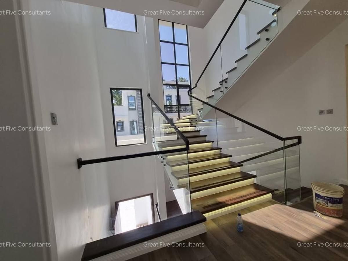 5 Bed House with En Suite in Lavington - 11