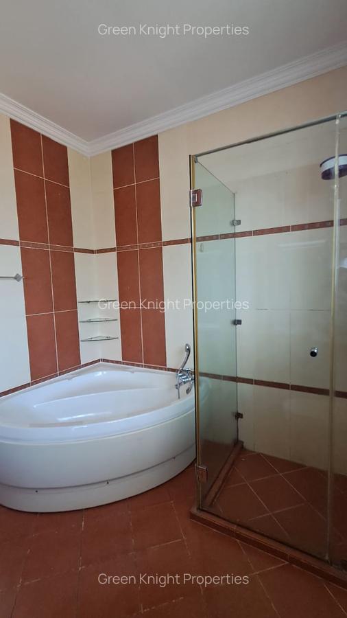 4 Bed House with En Suite in Lavington - 10