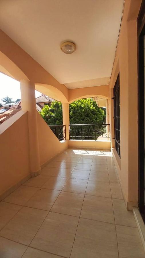 5 Bed Townhouse with En Suite at Lavington - 2