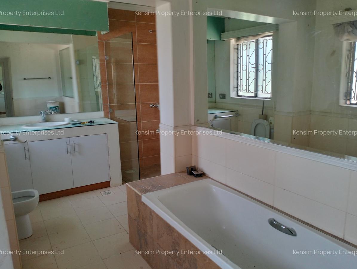 6 Bed House with En Suite in Lavington - 18