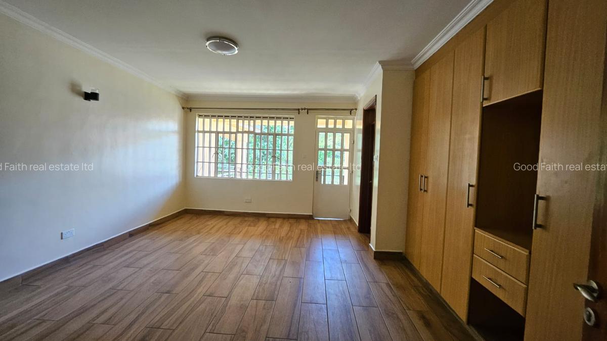 4 Bed House with En Suite in Rosslyn - 12