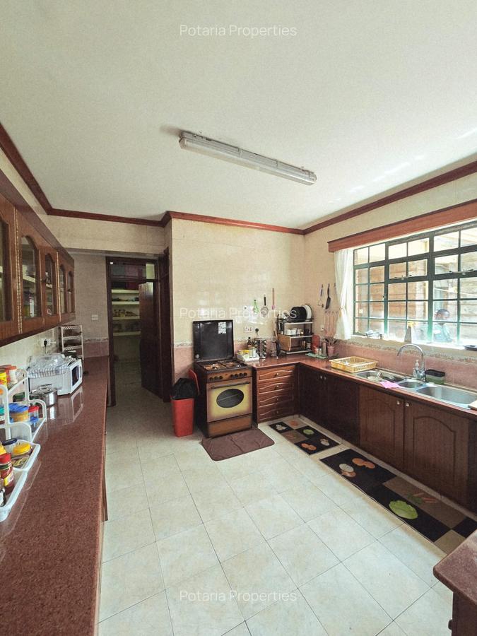 4 Bed Townhouse with En Suite in Brookside - 11