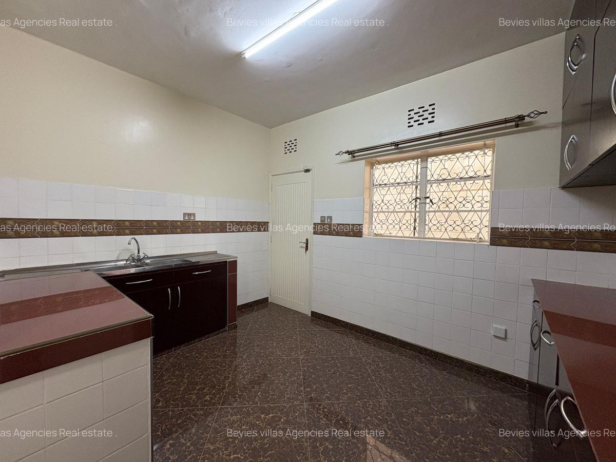 5 Bed Townhouse with En Suite at Riverside Drive - 2