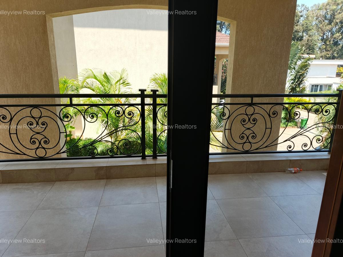 5 Bed Townhouse with En Suite at Lavington - 13