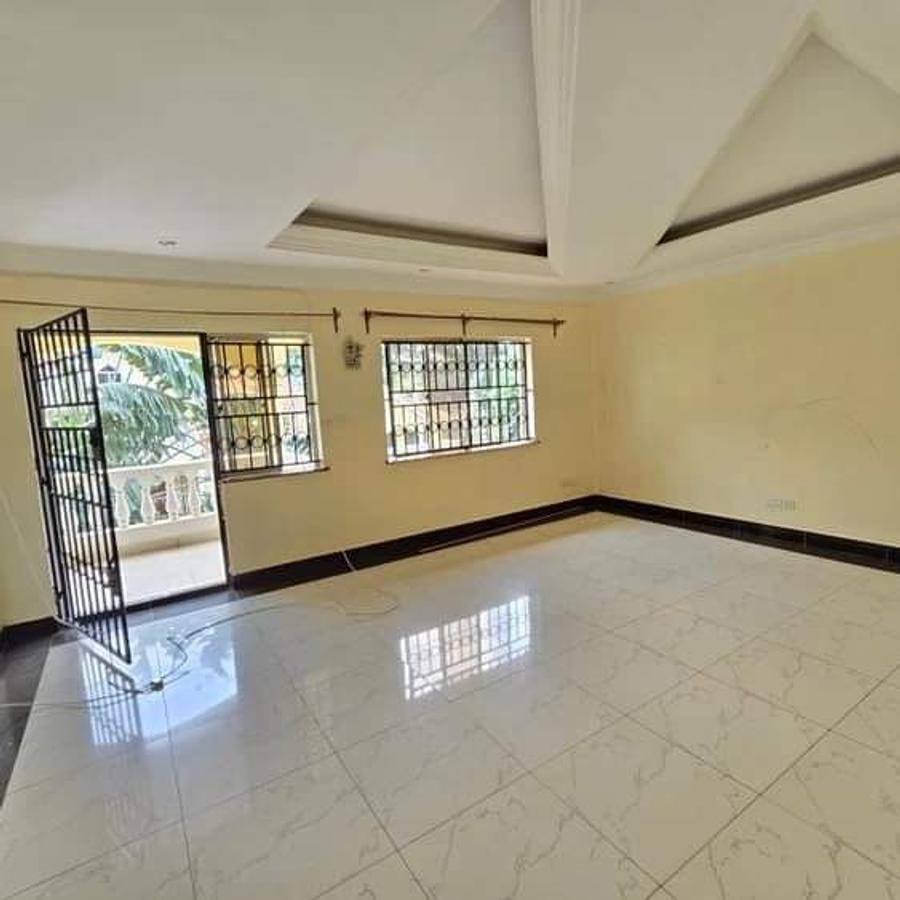 5 Bed House with En Suite at Lavington - 4