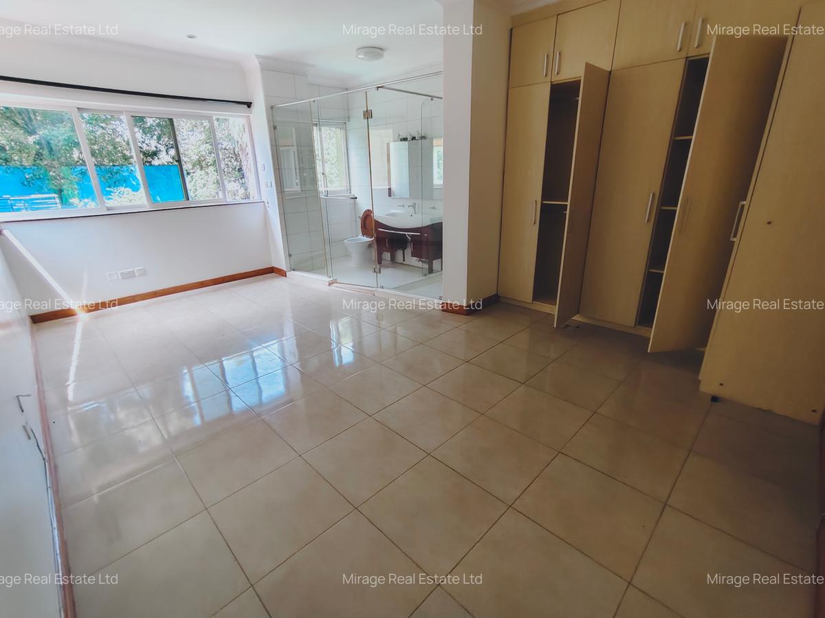 4 Bed Villa with En Suite in Riverside - 16