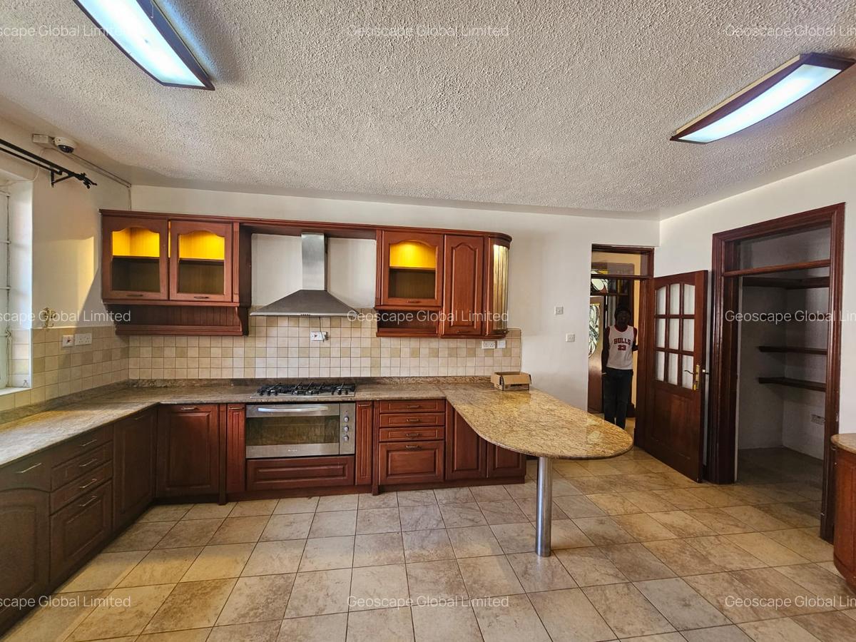 5 Bed House with En Suite in Runda - 3