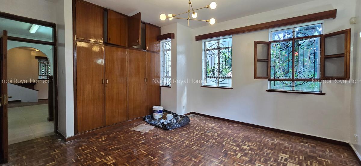 5 Bed House with En Suite at Redhil Close - 11