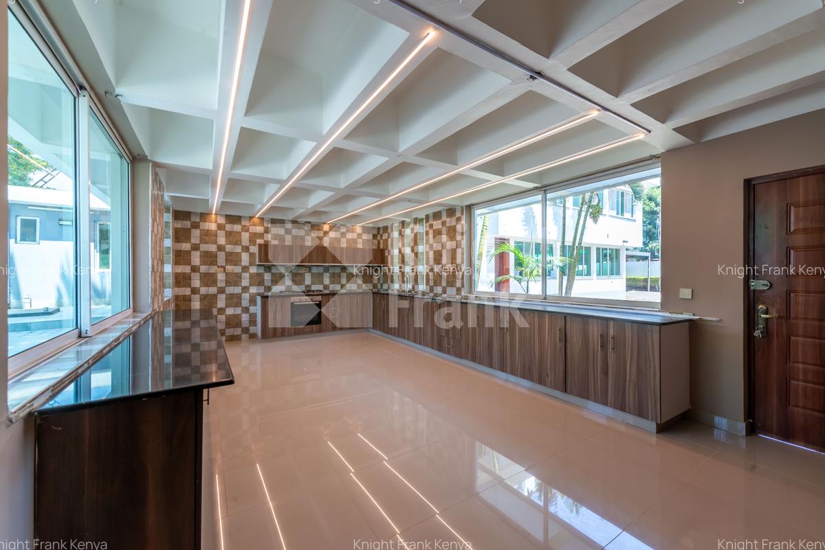 7 Bed House with En Suite at Un Crescent - 6