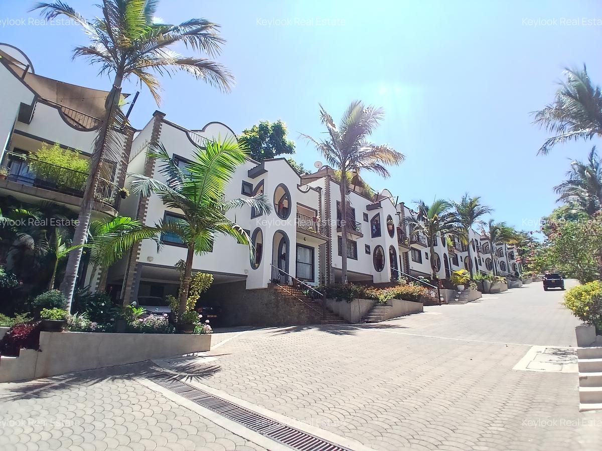 5 Bed Townhouse with En Suite at Gravelia Groove - 1