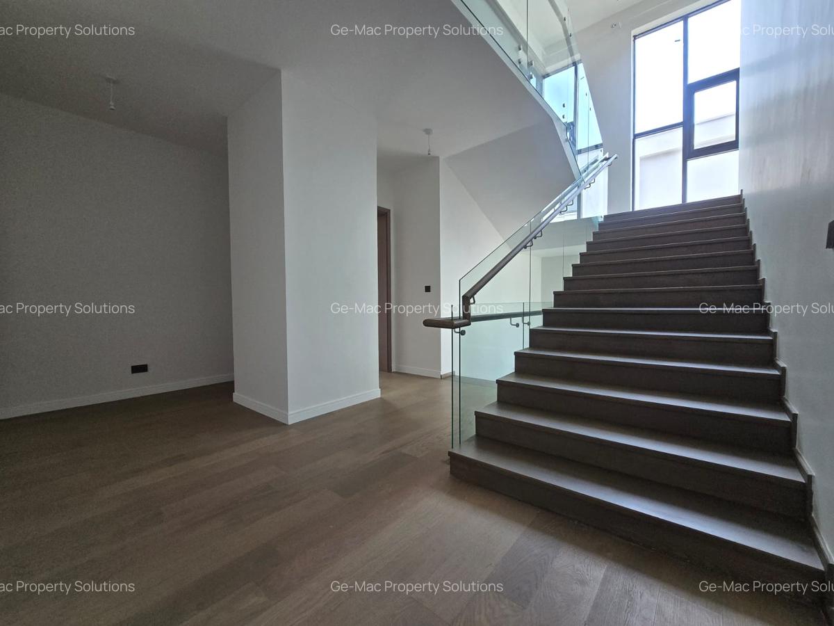 5 Bed House with En Suite in Lavington - 7