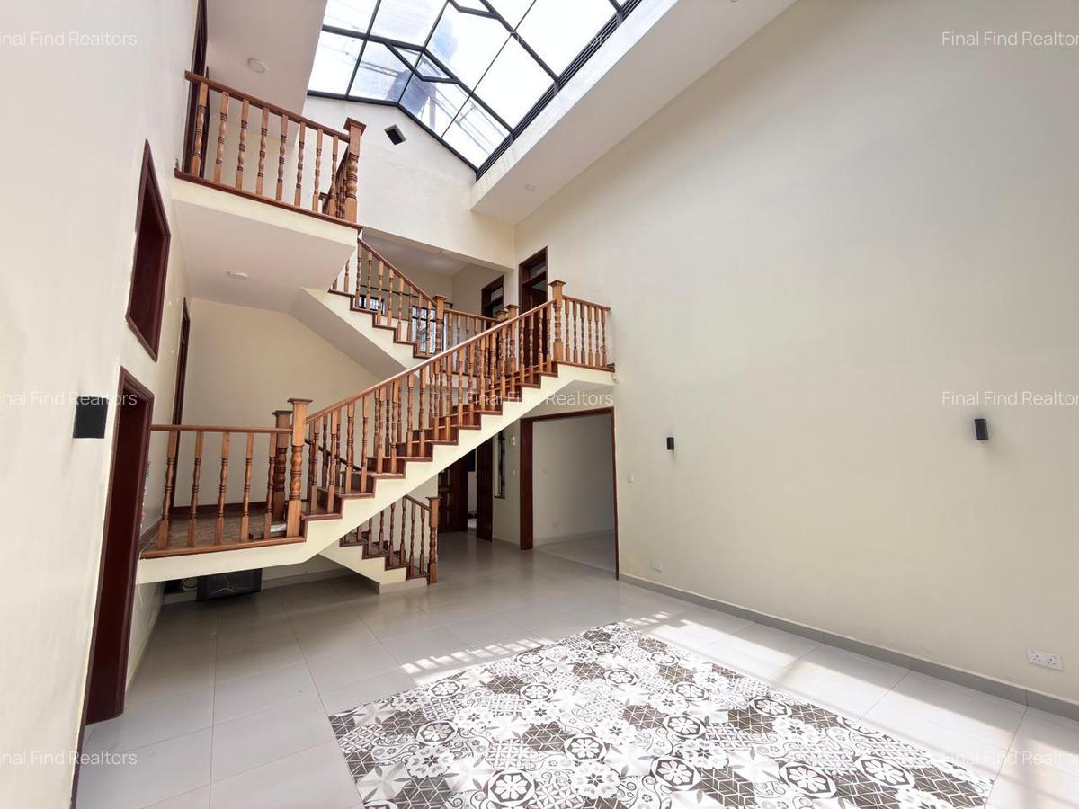 5 Bed Townhouse with En Suite in Brookside - 6