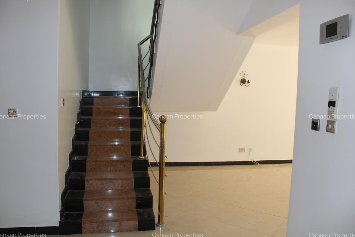 4 Bed Villa with En Suite in Westlands Area - 1