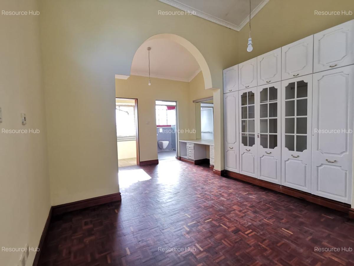 4 Bed House with En Suite at Mountain View - 13