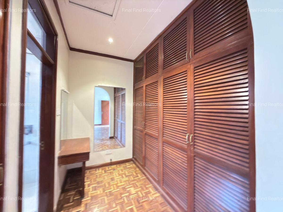 5 Bed Townhouse with En Suite in Brookside - 9