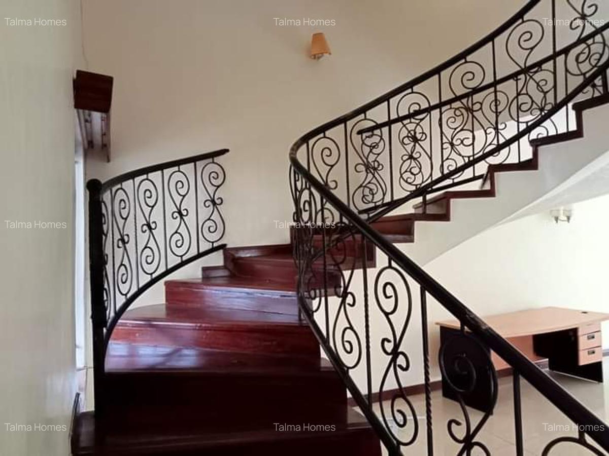 4 Bed Apartment with En Suite at Brookside Area - 11