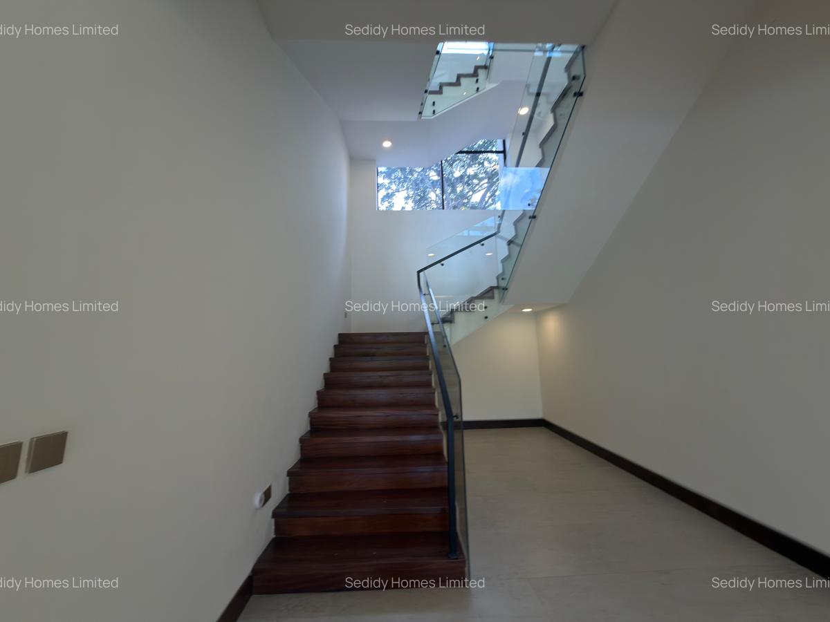 6 Bed Villa with En Suite in Kitisuru - 16