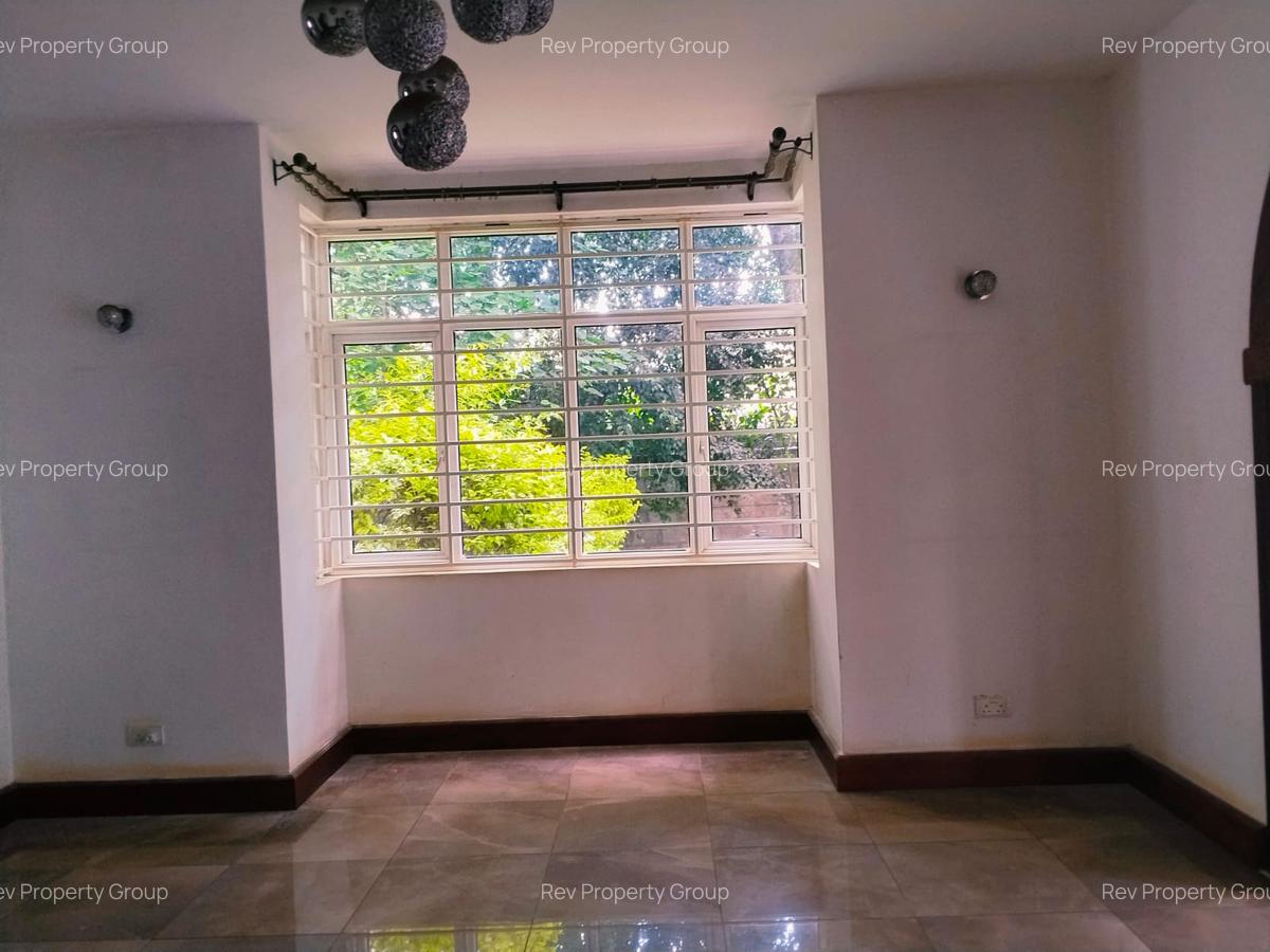 4 Bed Villa with En Suite in Rosslyn - 6