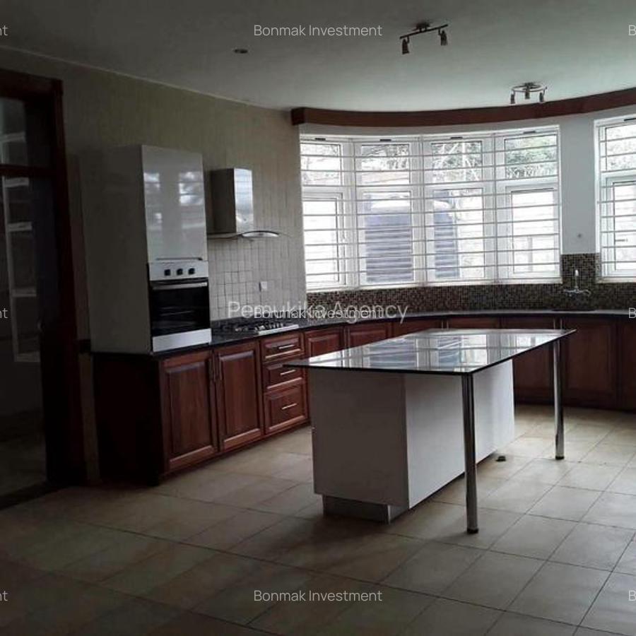 5 Bed Townhouse with En Suite at Rossylon Lone Tree - 15