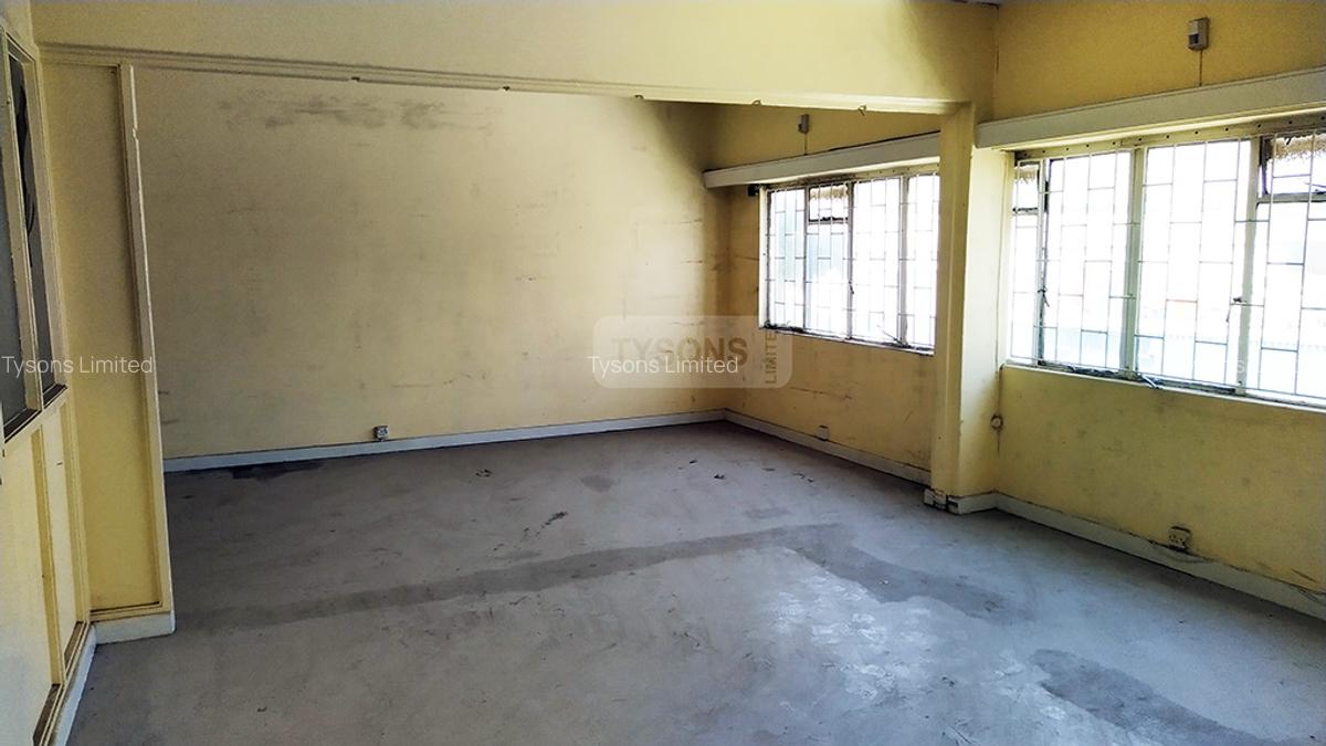 2,100 ft² Commercial Property in Industrial Area - 3