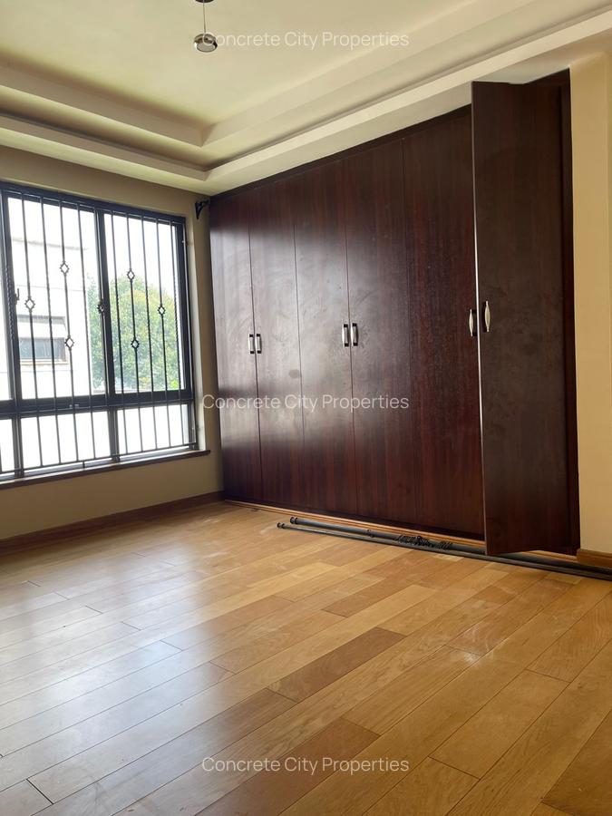 5 Bed Townhouse with Garden in Lavington - 2