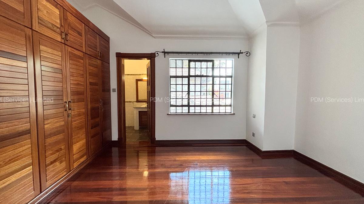 4 Bed Villa with En Suite in Spring Valley - 7