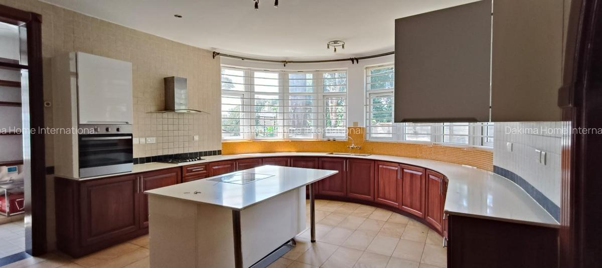 5 Bed Townhouse with En Suite in Rosslyn - 2