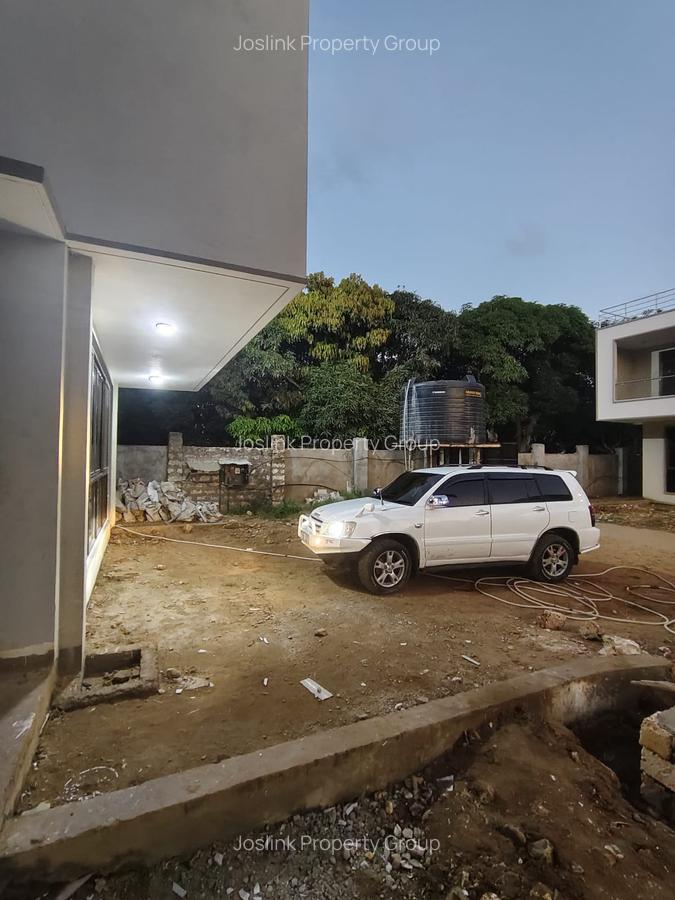 4 Bed Townhouse with En Suite at Greenwood Drive - 8